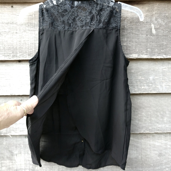 🖤VTG. Black Sleeveless 🎉FANCY🎉Lace Top Gold Buttons Lightweight - Picture 8 of 10